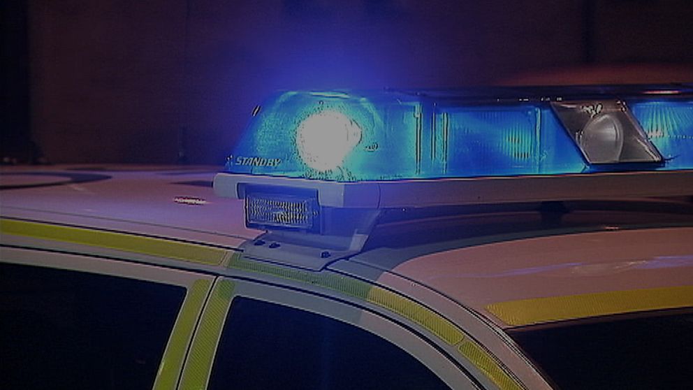 Efter att en 17-åring gripits misstänkt för ringa narkotikabrott i Kristinehamn kastades gatsten på polisbilen.
