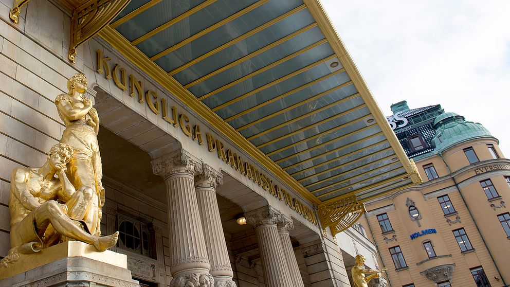 Det kan bli aktuellt med personalneddragningar på Dramaten i Stockholm.