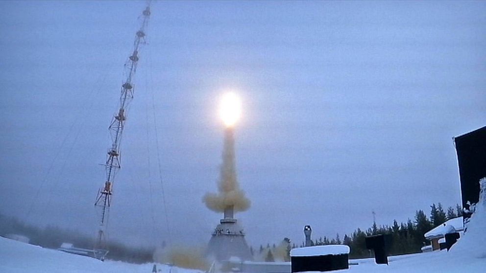 raket startar på vintern på rymdbasen, en mast vid sidan av