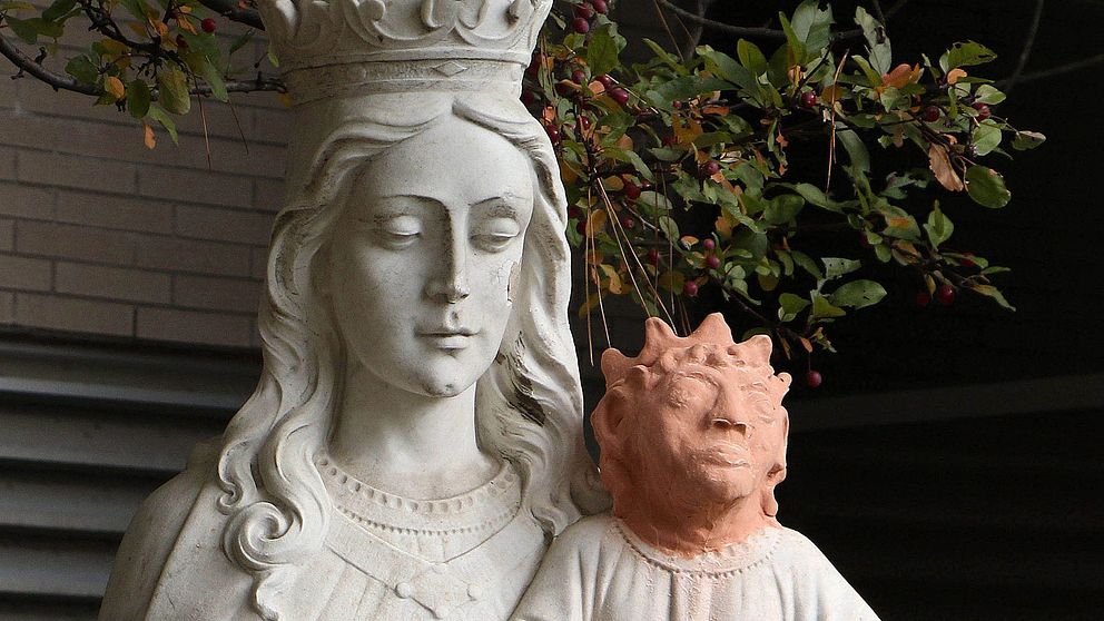 Ett lerhuvud, placerat på en stenskulptur av Maria och Jesus, väcker starka känslor i Kanada.