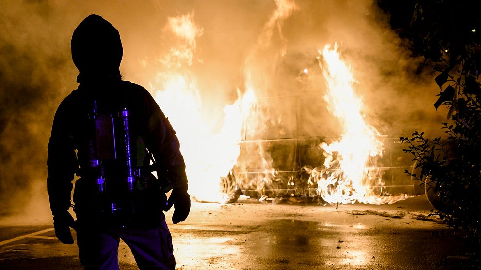 MALMÖ 2016-08-16 Räddningstjänsten släcker en brinnande bil på Arkitektgatan i Malmö natten till tisdagen. Bilar sattes i brand på ett flertal platser i Malmö under natten till tisdagen. Foto: Johan Nilsson / TT