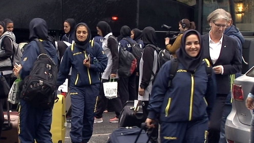 Iranska damlandslaget landade i Sverige på torsdagen.