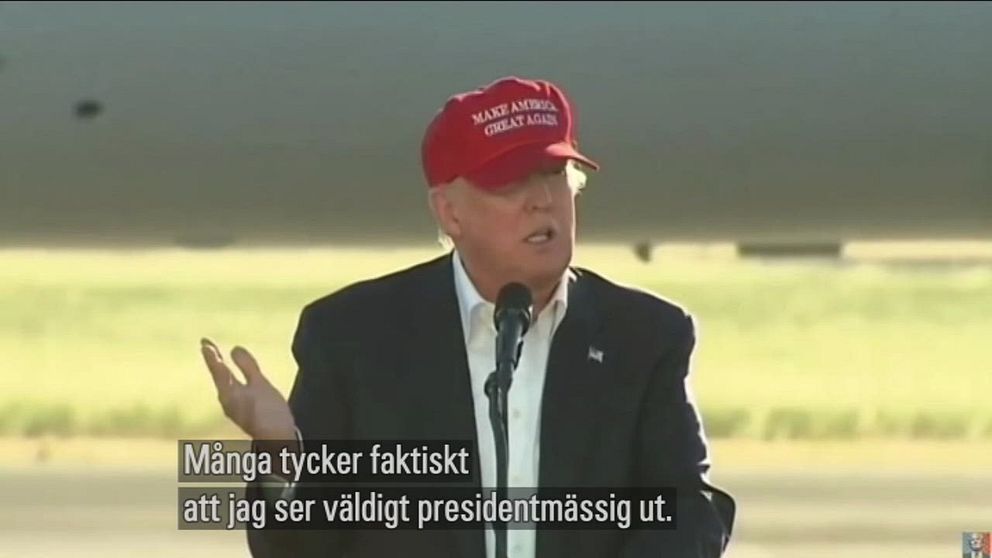 Donald Trump talar med sin röda ”Make America Great Again”-keps.