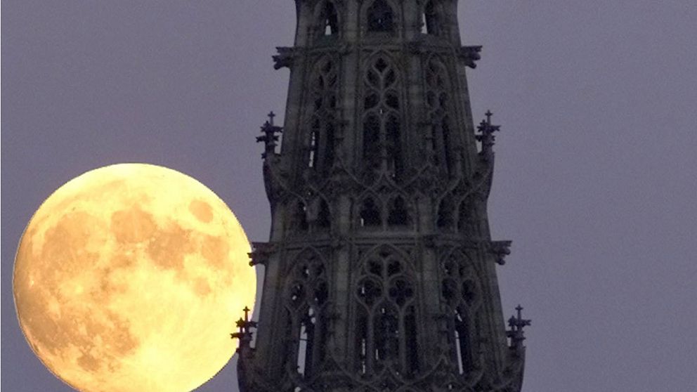 Månuppgång bakom Ulmer Münster.