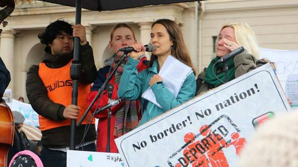 Helena Lindroos på scen under demonstration mot utvisningar till Afghanistan.