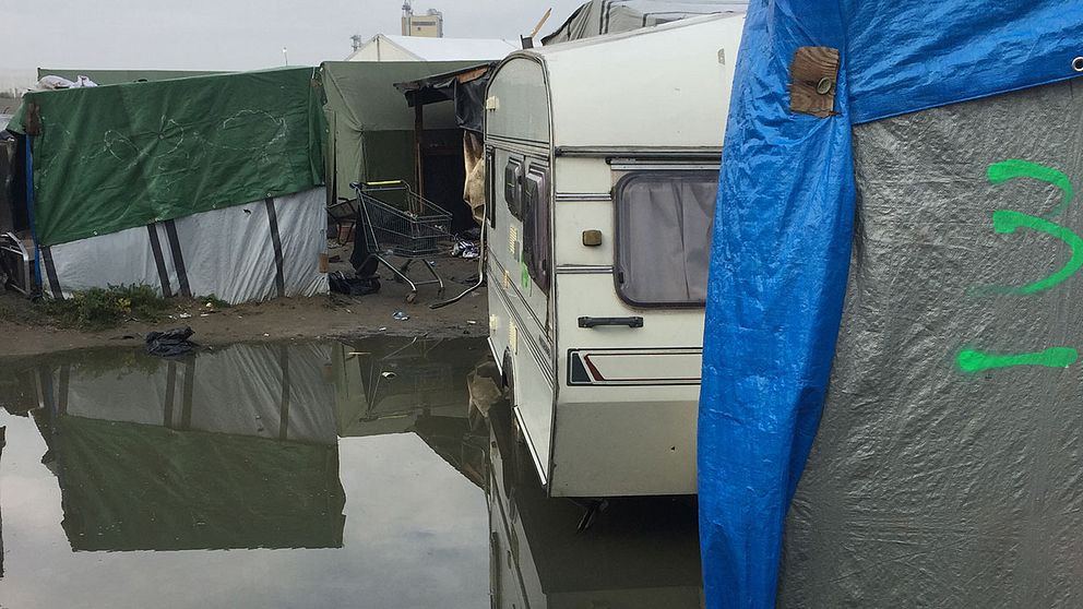 Husvagnar i vatten i lägret i Calais.