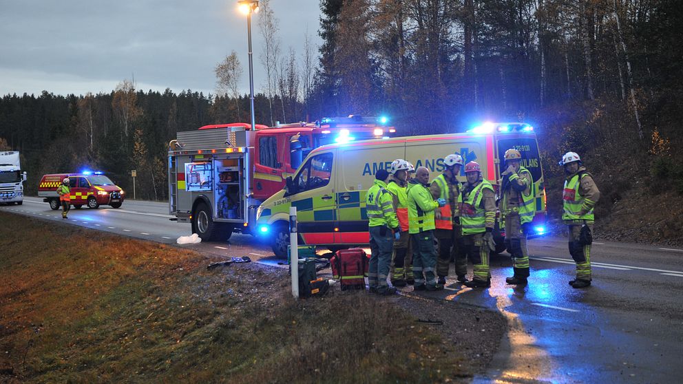 Räddningstjänst och ambulans vid olyckan där en cyklist skadades.