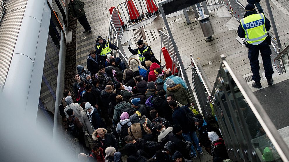 Ankommande flyktingar i snålblåsten vid Hyllie station utanför Malmö i november.