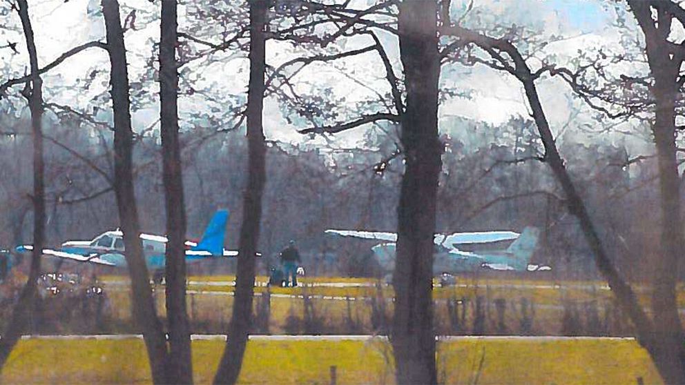 Den nederländska polisen tog bilder som visar hur männen lastar en väska med 18 kilo kokain i ett flygplan på Drachtens flygplats.
Den nu gripne mannen misstänks ha varit inblandad.