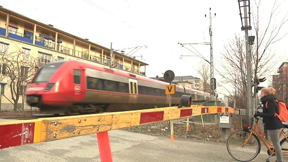 Järnvägen vid S:t Persgatan trafikeras via en bro och trafikanterna ska passera under men byggstarten är framflyttad.