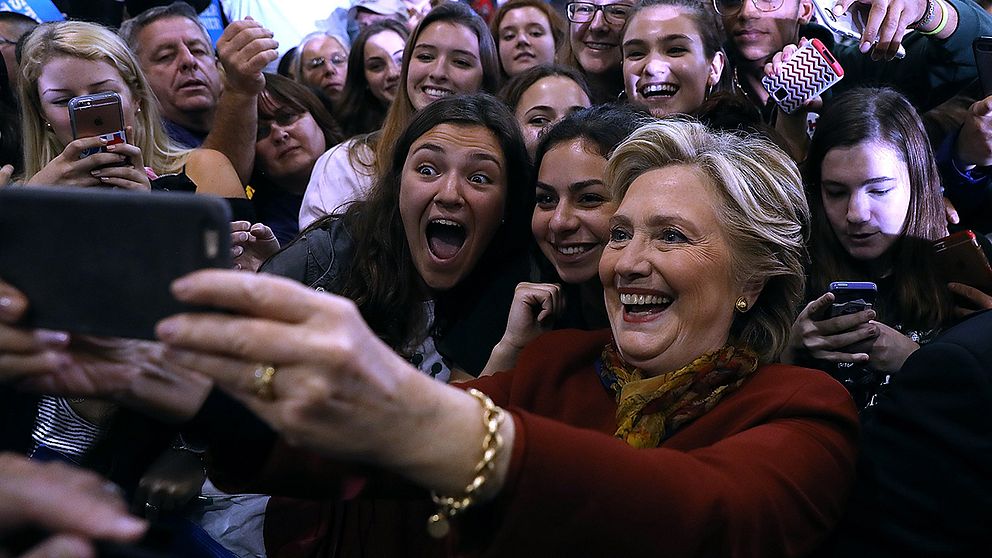 Demokraternas presidentkandidat Hillary Clinton tar en selfie med sina supportrar.