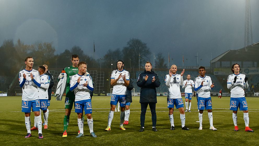 Norrköping applåderar fansen efter förlusten mot Elfsborg.