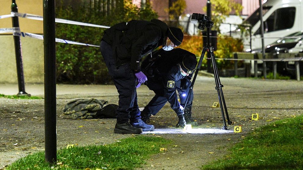 Polisens tekniker på plats efter en skottlossning i Enskede i södra Stockholm tidigare i år.