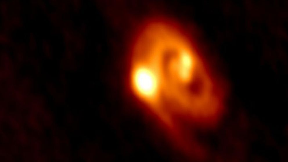 En trippelstjärna har fångats på bild av Almateleskopet i Chile. Ett ungt solsystem där tre stjärnor bildats tillsammans.