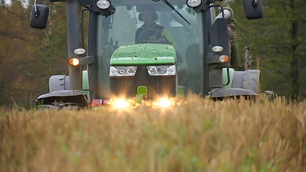 Traktor som sprider gödsel
