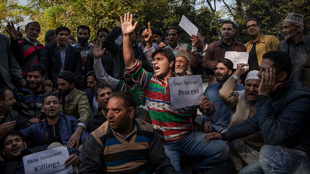Indiska aktivister protesterar mot våldsamheterna i Kashmir. Arkivbild.