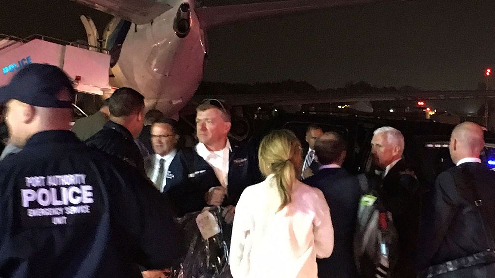 Mike Pence, till höger, klarade sig oskadd efter att flygplanet han färdades i kanade av landningsbanan vid landning.