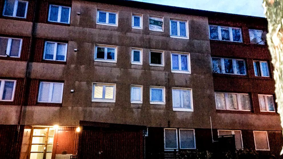 En lägenhet på Sommarvädersgatan i Biskopsgården besköts med flera skott
