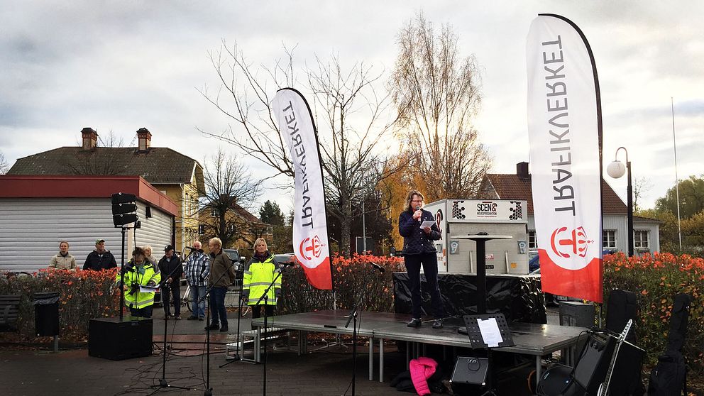 Kommunalrådet Marie Wilén (C) talar från en scen på torget i Heby. I bakgrunden står åhörare.