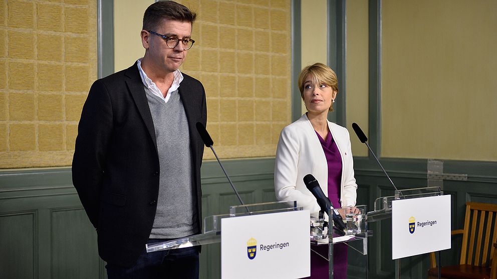 Föräldraförsäkringsutredaren Lars Arrhenius och socialförsäkringsminister Annika Strandhäll (S).