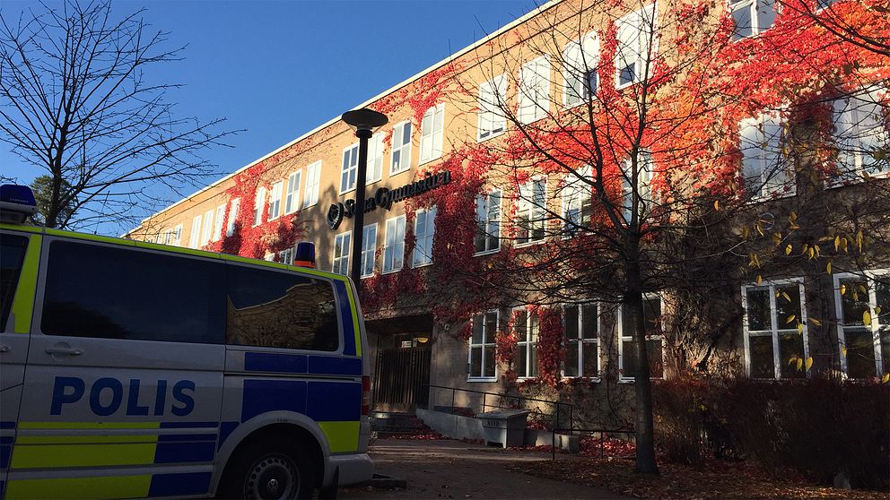 Polisen utanför Solna gymnasium