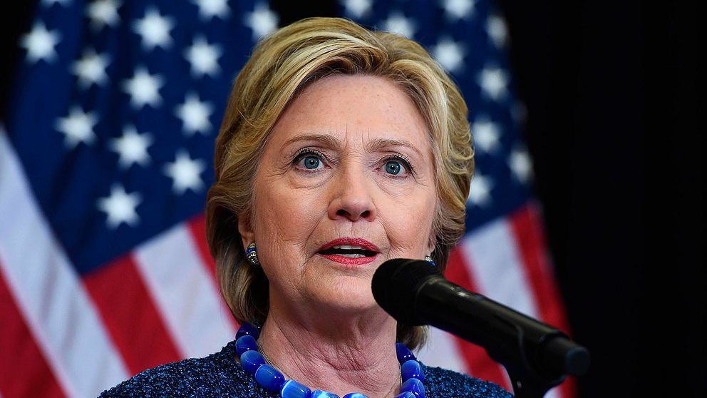 Hillary Clinton under sin presskonferens om det nya FBI-avslöjandet.