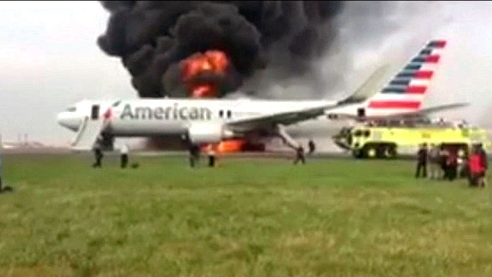Ett American Airlines-plan började brinna i Chicago.