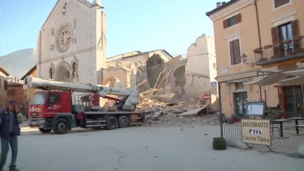Stadshuset, Benedictuskyrkan och Mariakatedraleni Norcia förstördes till stora delar i skalvet.