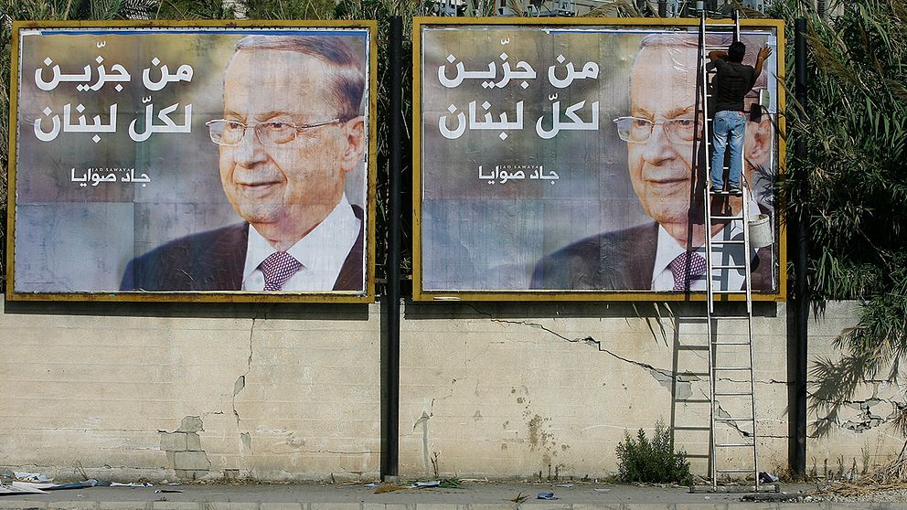Bilder på Michel Aoun sätts upp i hamnstaden Saida.