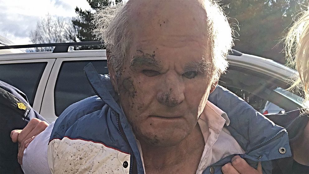 26-åringen iklädd mask när han grips av polisen.