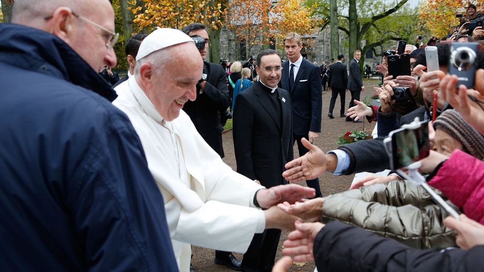 Påve Franciskus hälsar på åskådare i Lund