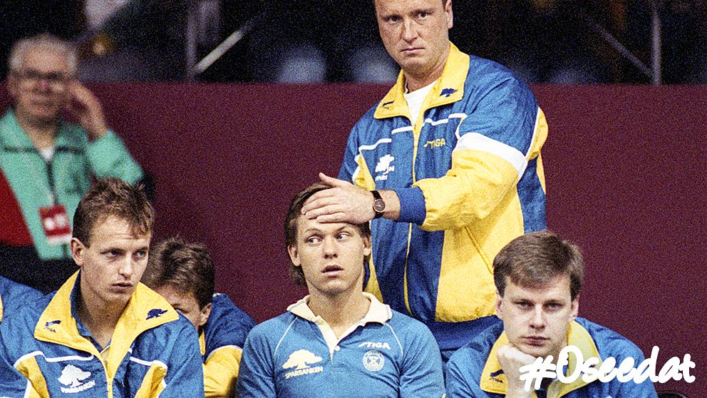 Förbundskapten Glenn Östh kollar av Mikael Appelgren under bordtennis-VM 1989.