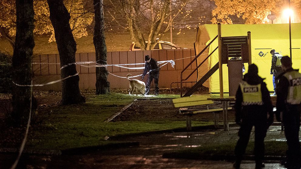 Poliser vid avspärrningen där två män har dödats i en skottlossning i Västra Frölunda i Göteborg.