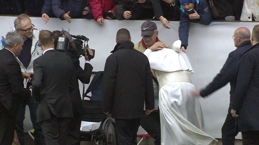 Påvens mössa blåste iväg.