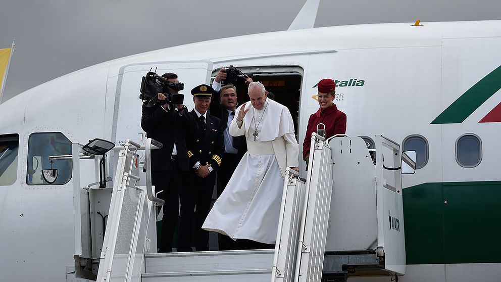 Påven tar avsked på Malmö airport.
