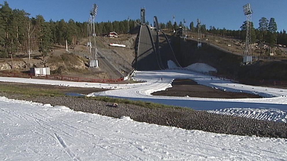 Den 30 oktober öppnade Lugnet i Falun i Dalarna för säsongen med ett 800 m långt skidspår bestående av sparad snö från fjolårssäsongen.