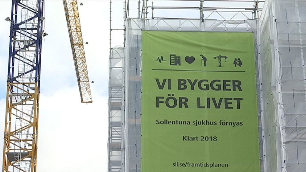 Stor vepa med texten ”Vi bygger för livet” på Sollentunas sjukhus.