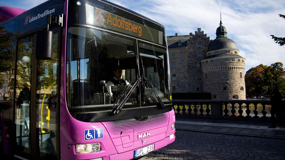 En stadsbuss i Örebro framför slottet.