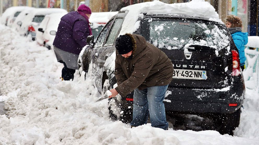 I den franska staden Cherbourg blev närmare 500 bilar instängda av snön och närmare 70.000 hushåll var utan ström.