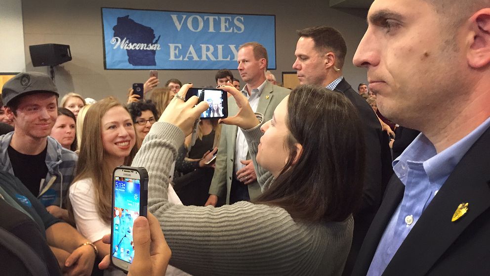 Många ville förevigas på bild med Chelsea Clinton när hon besökte Univeristy of Wisconsin.