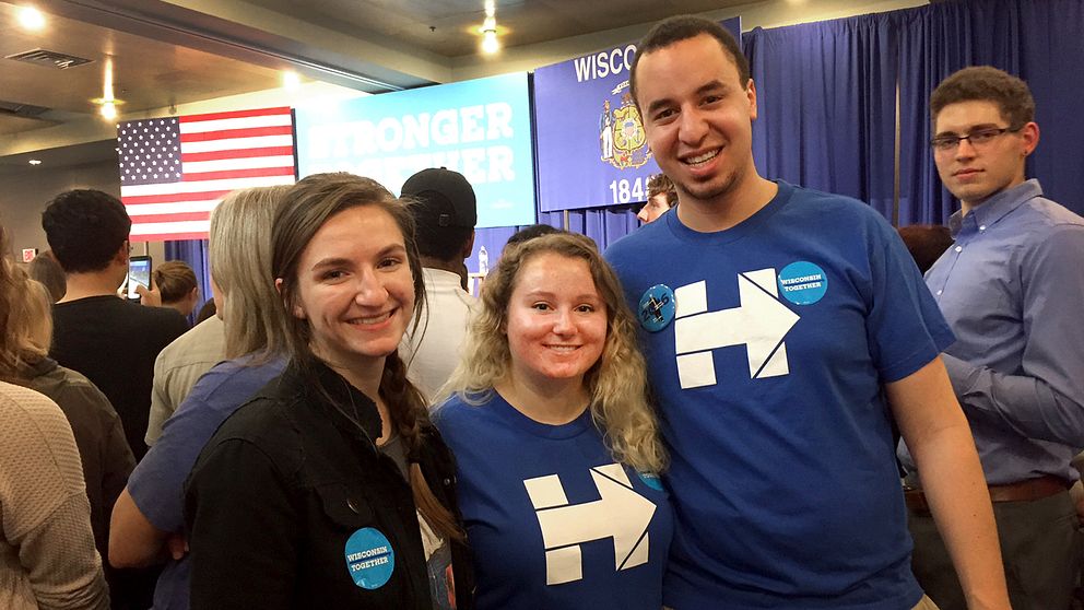 Från vänster: Molly Wirz, Charlotte Kanyuh och Bryan Jenn på plats under Clinton-kvällen på University of Wisconsin.