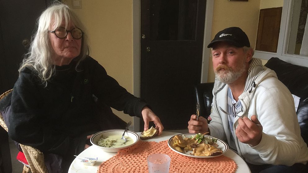 Hemlösa Pia Spentz och Robert Fransson på Ria Dorkas frukost