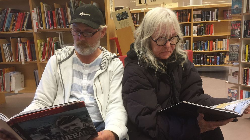 Robert Fransson och Pia Spentz läser på stadsbiblioteket i Örebro