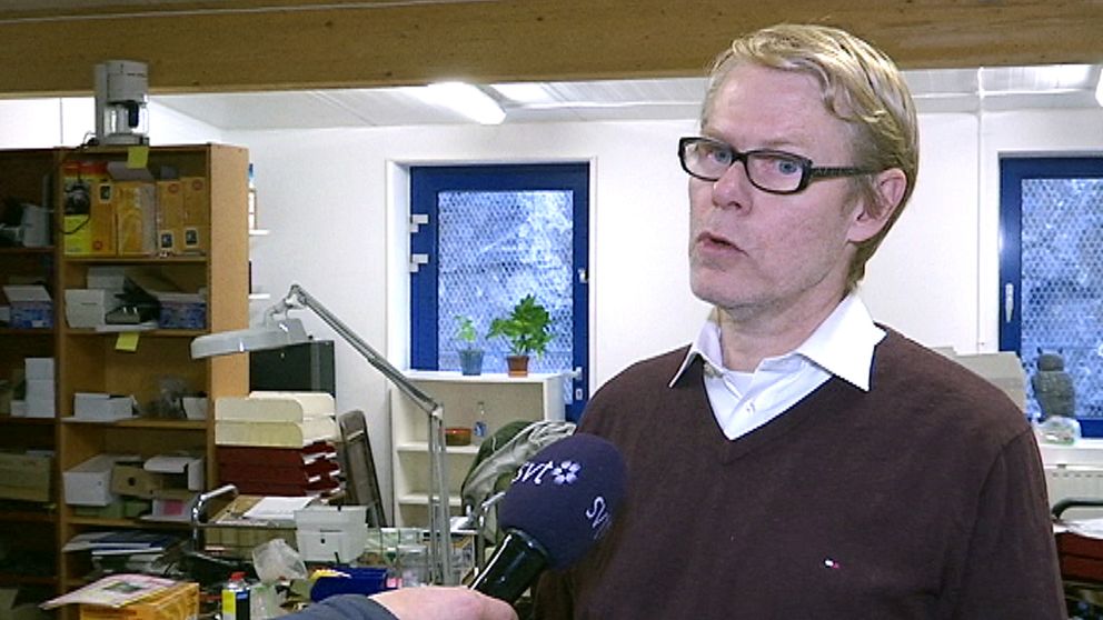 Företagaren Johan Kjellman intervjuas av SVT:s reporter som inte syns på bilden.
