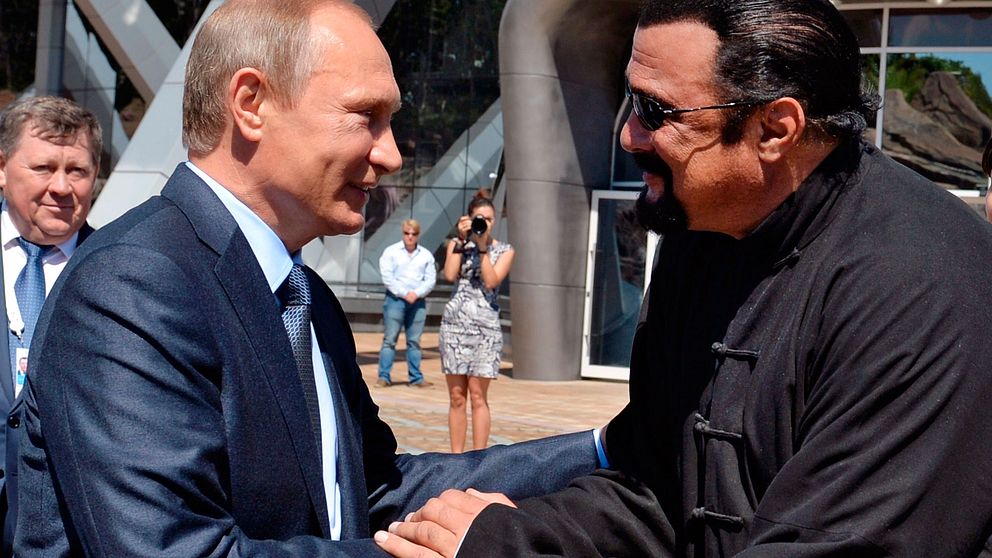 Rysslands president Vladimir Putin och den amerikanske skådespelaren Steven Seagal möts vid ett evenemang i Vladivostok, Ryssland.