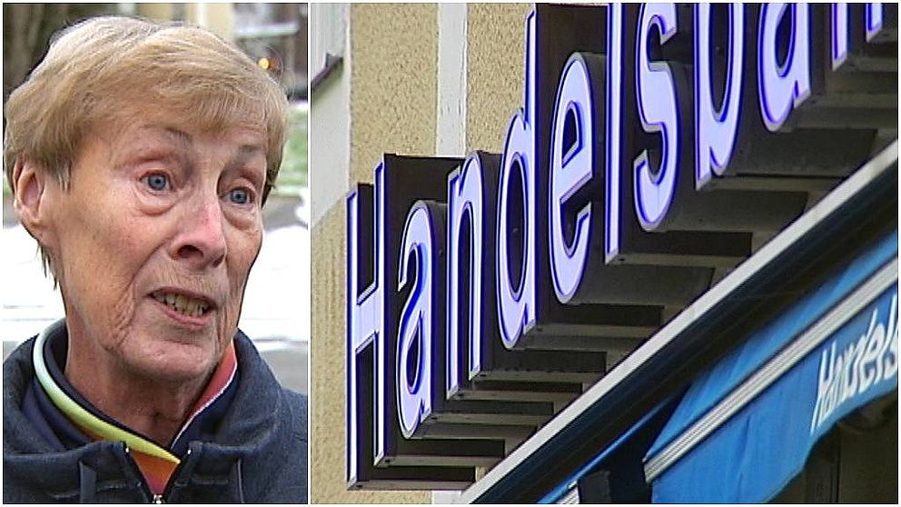 Äldre korthårig kvinna, skylt med texten handelsbanken