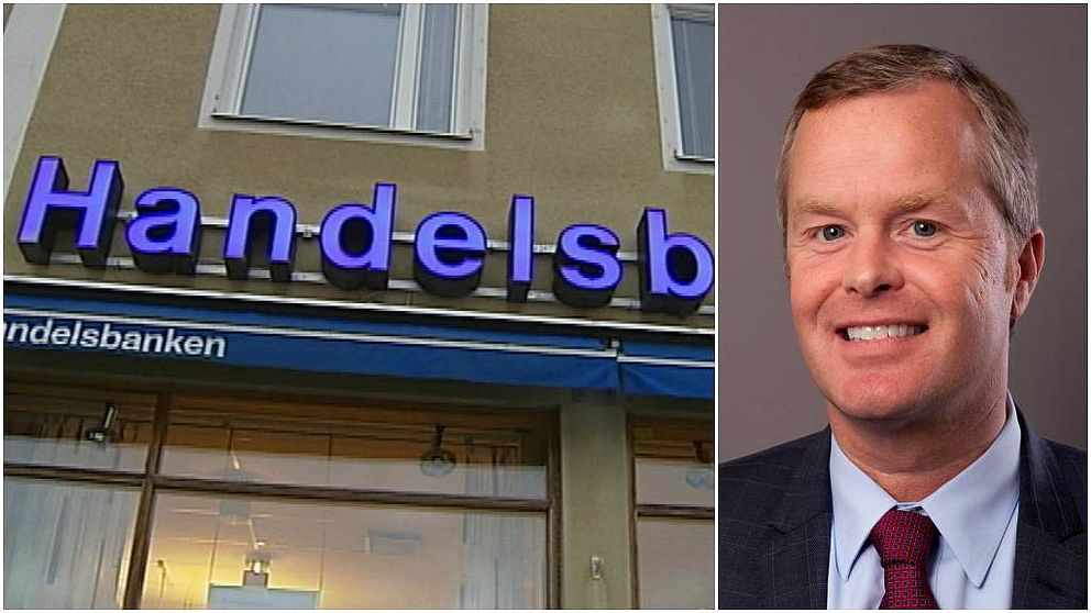 Bild på skylt ”handelsbanken”, man i mörk kostym, grå skjorta och röd slips