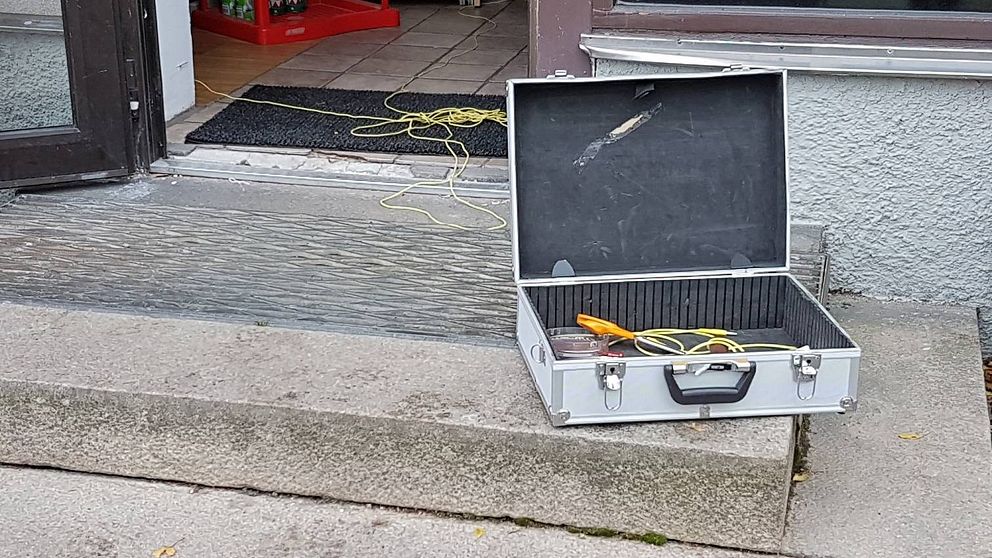 En verktygsväska på en trappa
