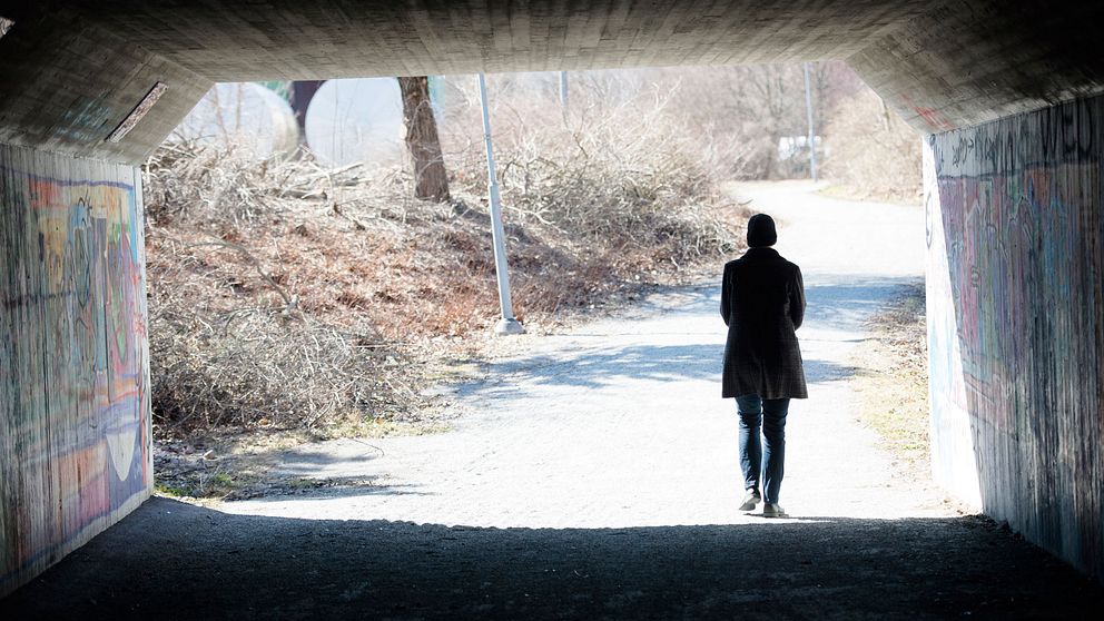 Kvinna i gångtunnel