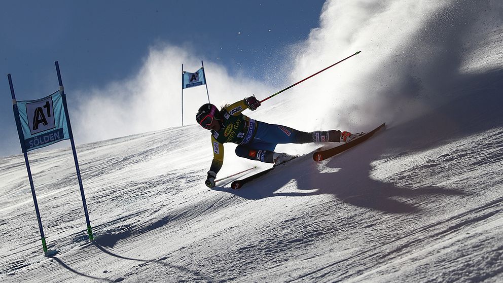 Frida Hansdotter måste upp en nivå för att utmana amerikanskan Mikaela Schiffrin i slalom.
